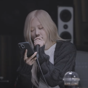 勒出唇形的女星
