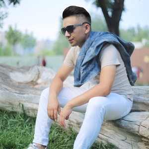 勒出唇形的女星
