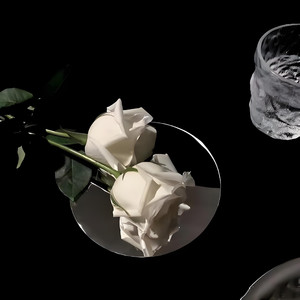 勒出唇形的女星
