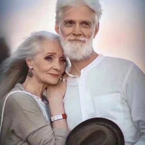 勒出唇形的女星
